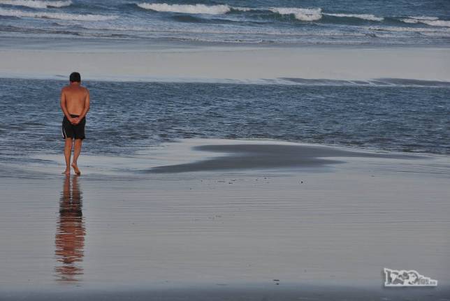 Pensativo, no final de tarde na praia de Pontal do Maceió, em Fortim, litoral do Ceará